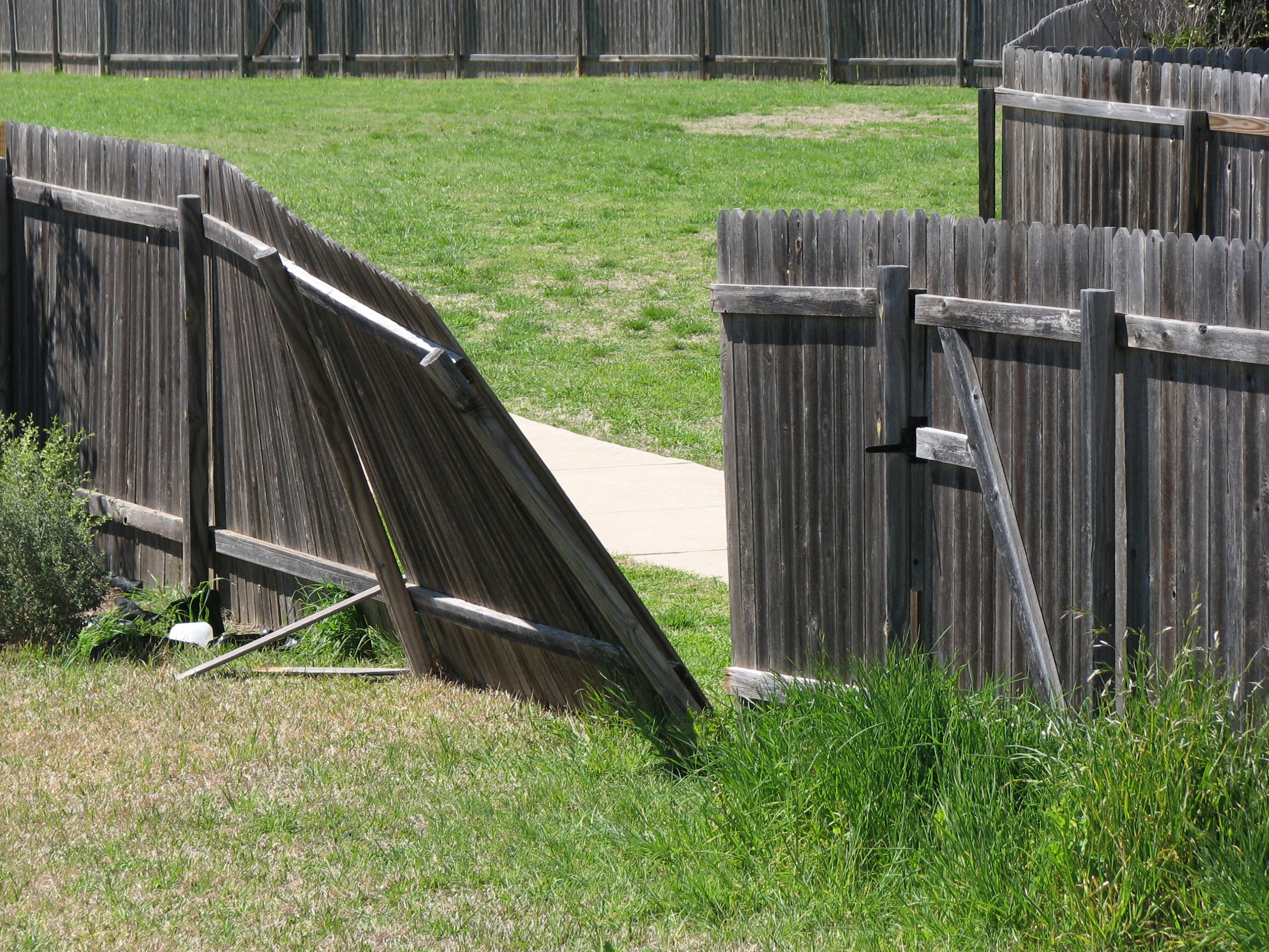 Wooden fence repair Clewiston, Fl.